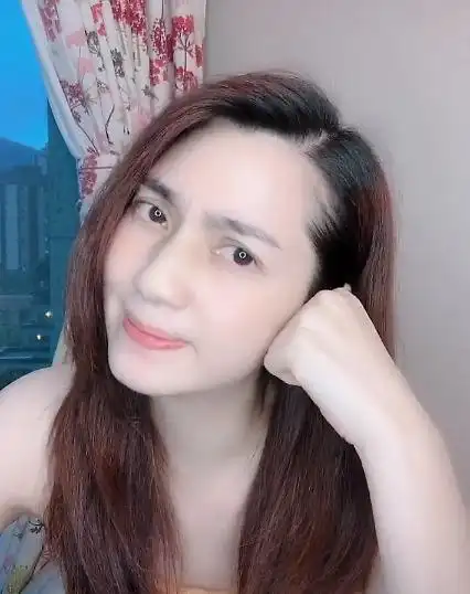 49岁洪欣晒素颜照,皮肤白皙气色好,双眼皮却亮了?