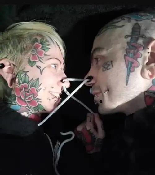 外国一对情侣用绳子穿过两人鼻子|纹身_网易订阅