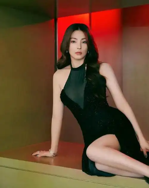 张雨绮富有且慷慨穿深v礼服秀傲人事业线魔鬼身材性感火辣