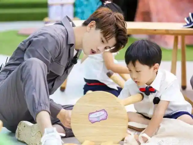 任嘉伦为何从不晒妻子的照片看清颜值后网友是我我也不会晒