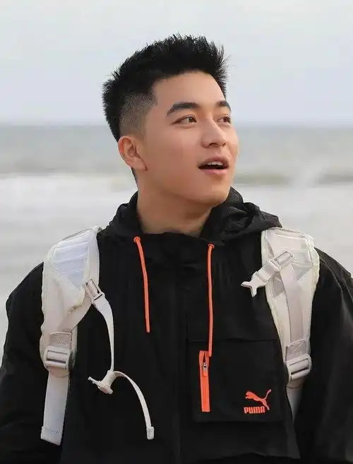 男生剪两边铲发型很阳光帅气这3款不挑脸型值得尝试