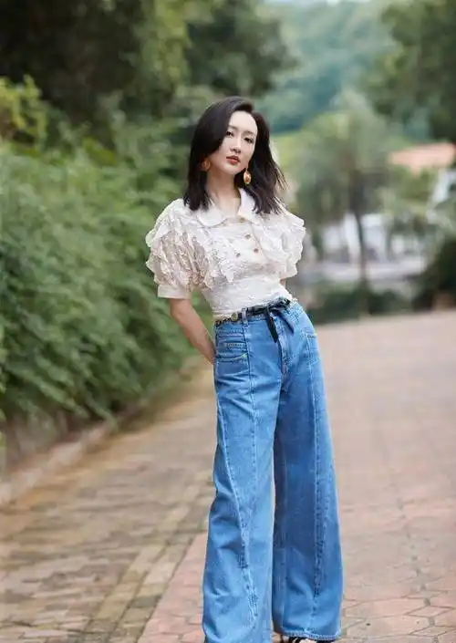 王鸥有着170cm的身高,穿上牛仔裤,即使是搭配一双平底拖鞋,也能衬托出