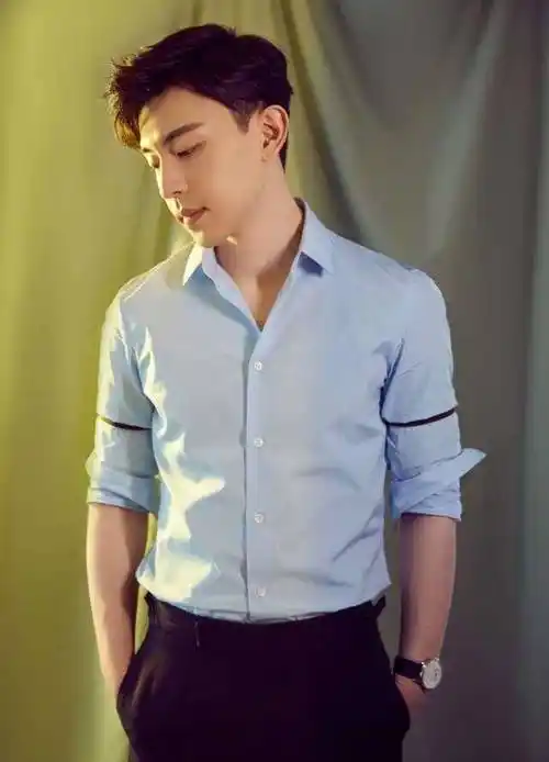 邓伦晒健身照,身材肌和张若昀有一拼,身上线条太可了_时候_杨幂_密室