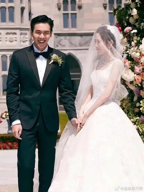 张若昀父母均没有出席儿子婚礼#反正现在的张若昀有唐艺昕就够了烫