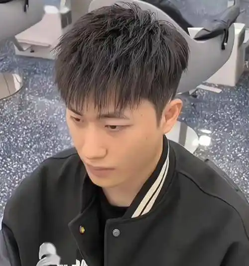 碎盖头,是男生约会必备发型,铲青摩根烫的碎盖头设计,清爽时尚.