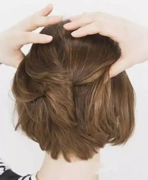 ▼step2:用手轻轻将头发分成上下两部分.