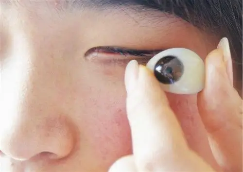 惊60男子无牌驾驶被抓眼见求情不过激动得挖眼球出来威胁警察