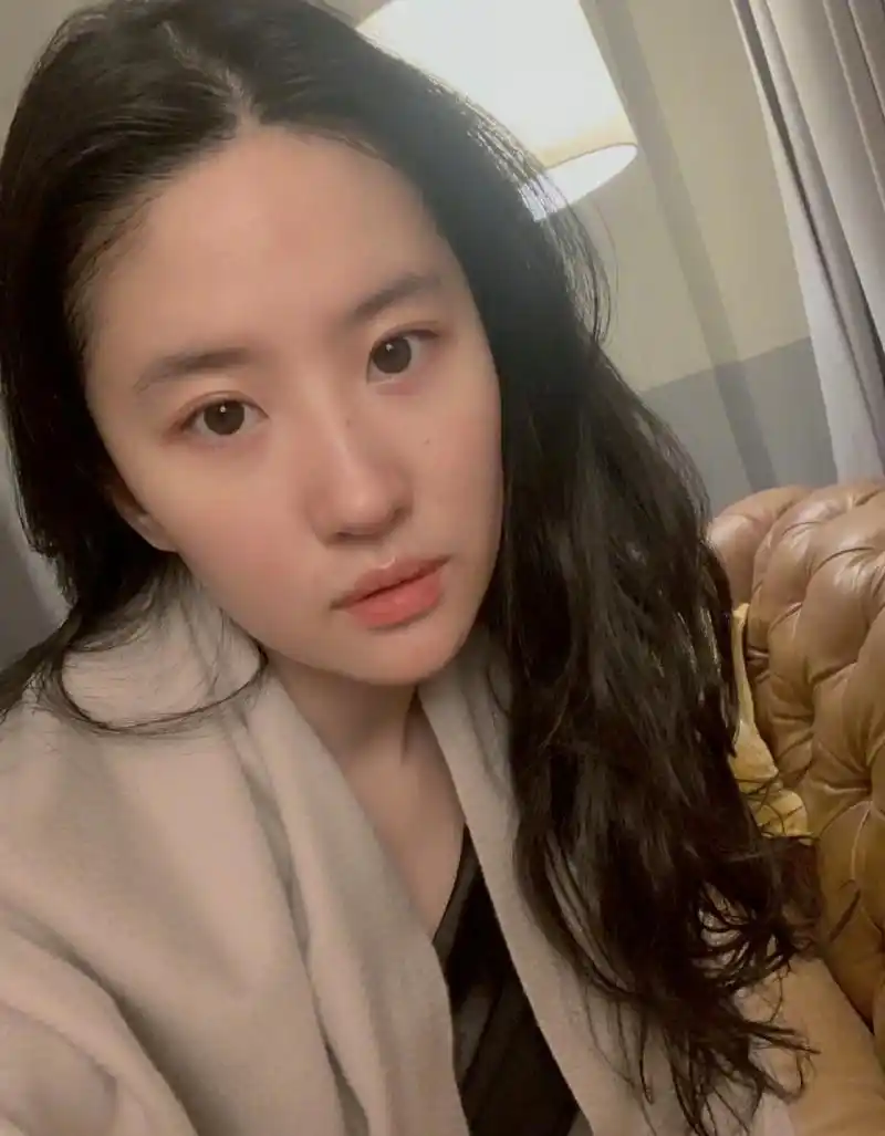 神仙姐姐刘亦菲素颜也太美了吧[鼓掌]