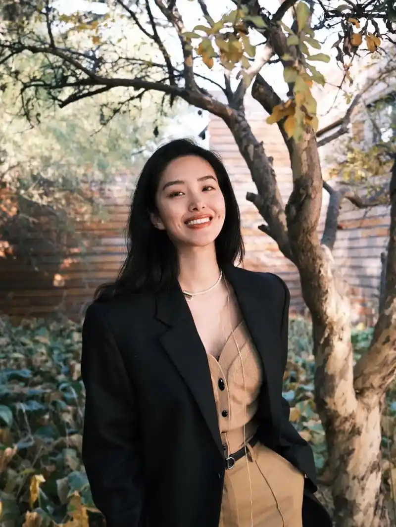 杨采钰的港风气质写真