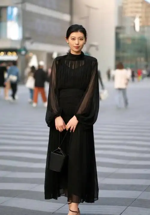 然而,在选择长裙搭配鞋子时,很多人会犯难,究竟是选择平底还是高跟鞋