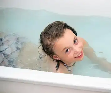 在浴室中的儿童图片-在浴室中的儿童素材-在浴室中的儿童插画-摄图新