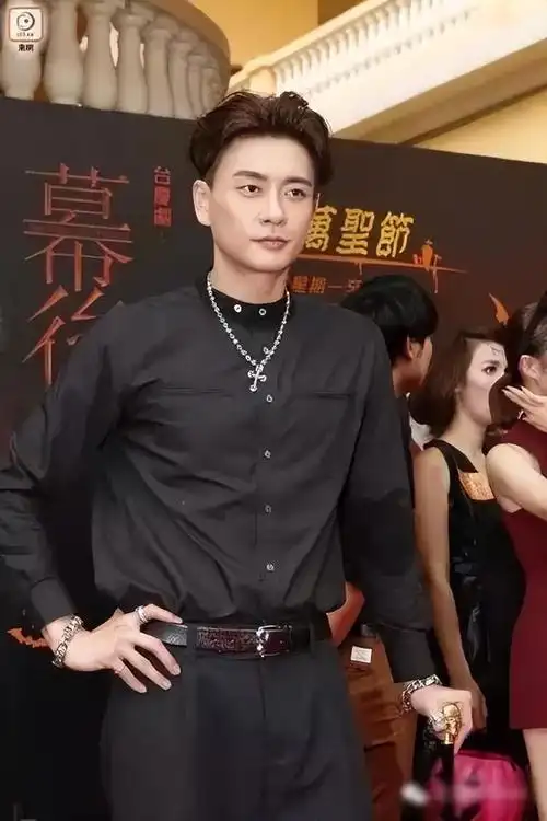 年过40的黄宗泽个人魅力依旧不减,他的穿搭和发型很重要