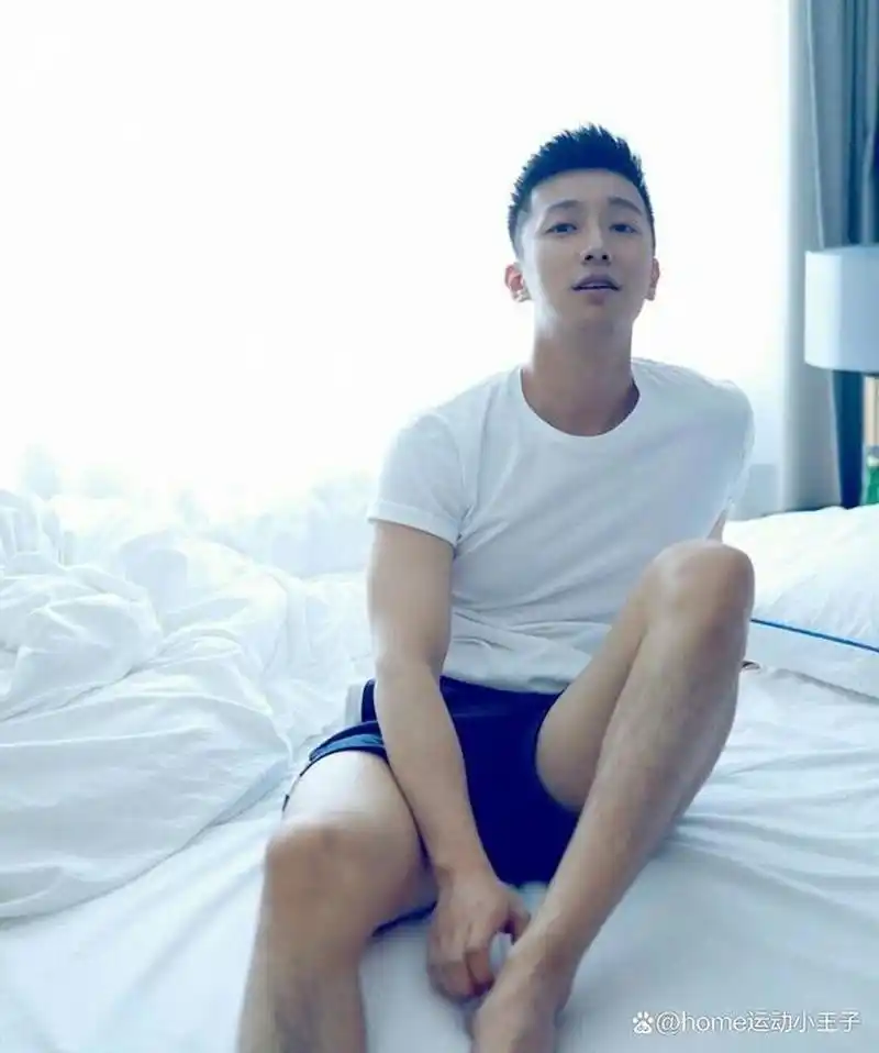 小鲜肉帅哥居家拍写真,散发青春阳光荷尔蒙,魅力十足 小鲜肉帅哥居家