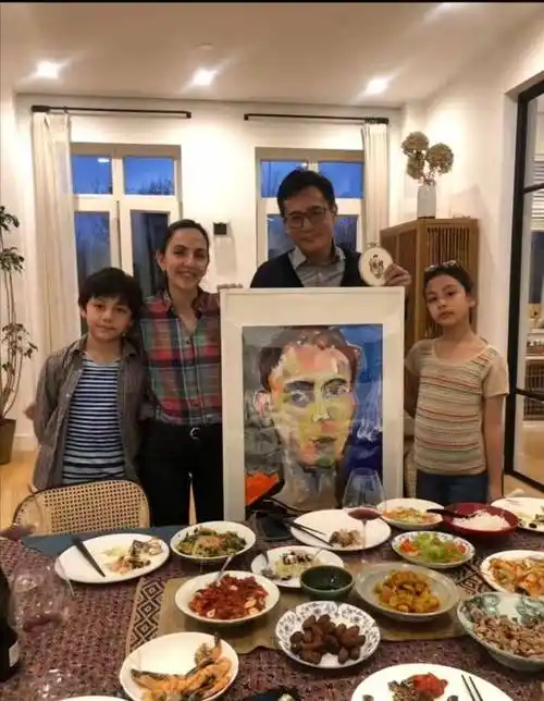 刘烨一家四口合体,一家人穿得充满民族风味,女儿气场强儿子秀气_风格