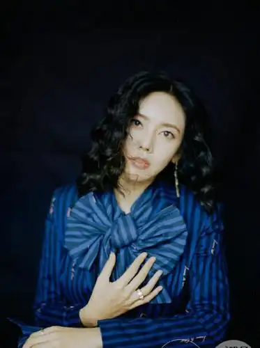 秋瓷炫登时尚杂志,羊毛卷发型复古优雅,配蓝色条纹裙港风十足