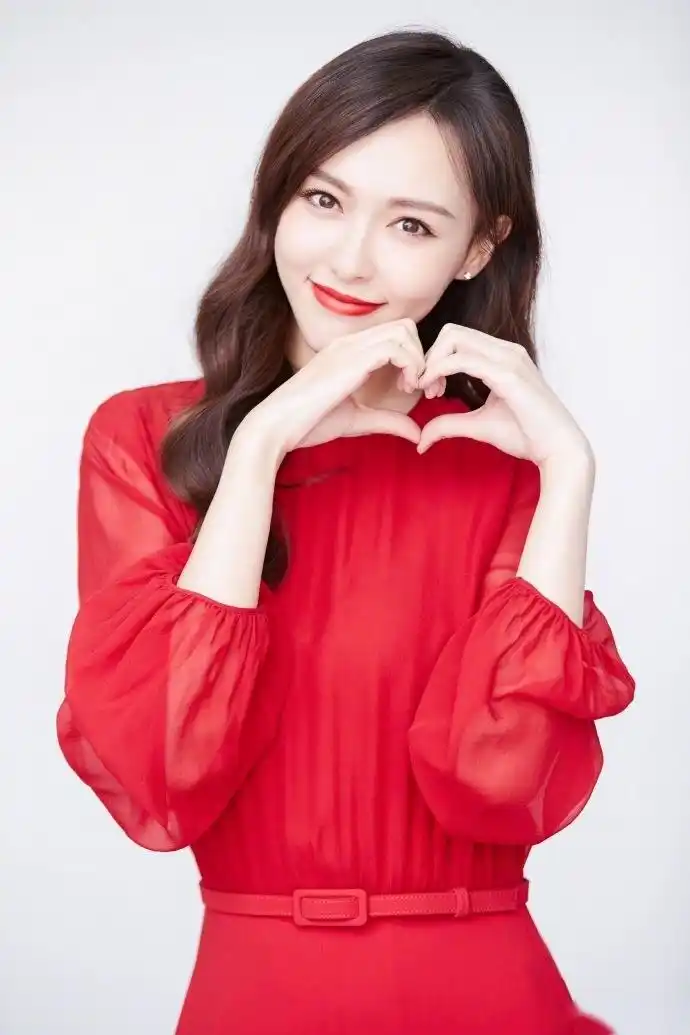 智能系少女唐嫣,糖糖红装造型展多面魅力,以"不变"演绎"百变"!