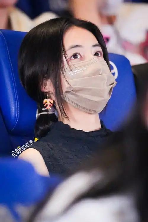 张子枫超话20230626#张子枫叫王宝强老爸#|#张子枫现身八角笼中首映礼