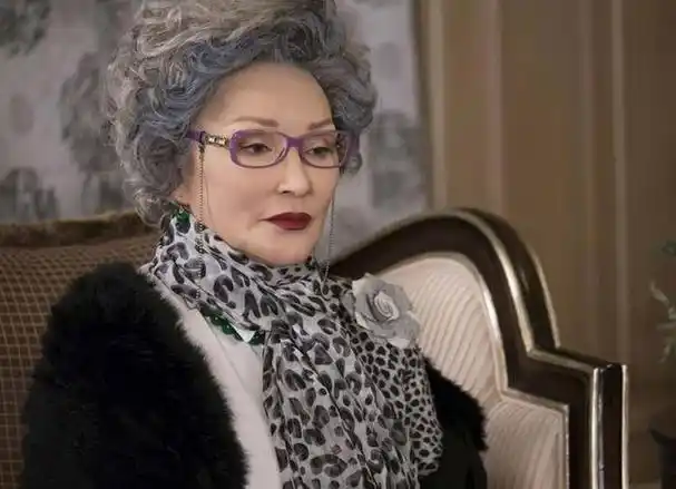 "恶婆婆专业户"陈莎莉:74岁穿衣有方,贵气感迷人