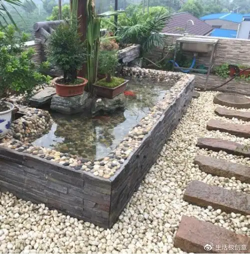 你想想,喜欢种花花草草的,若是铺鹅卵石,再加上种上一些花草,装个假山