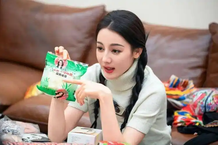 迪丽热巴最新状态很疲惫,脸很垮挂不住肉,沟壑深被质疑整容失败_网友