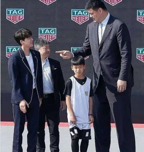 原创为啥说不要和姚明合影周杰伦帅气成龙顽皮刘德华搞笑杨幂机智