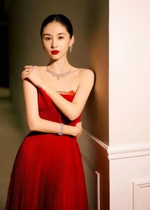 王子文水光肌##王子文好明艳的美