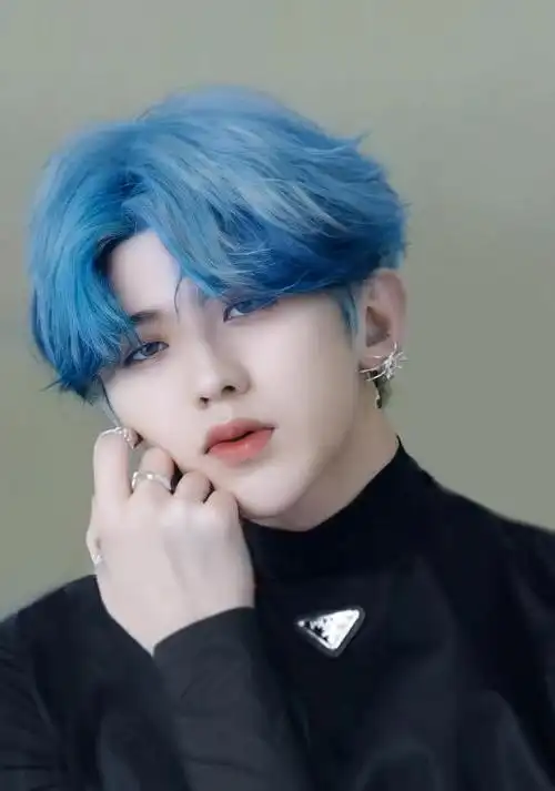 蔡徐坤最新杂志封面曝光,玩转色彩挑战蓝发