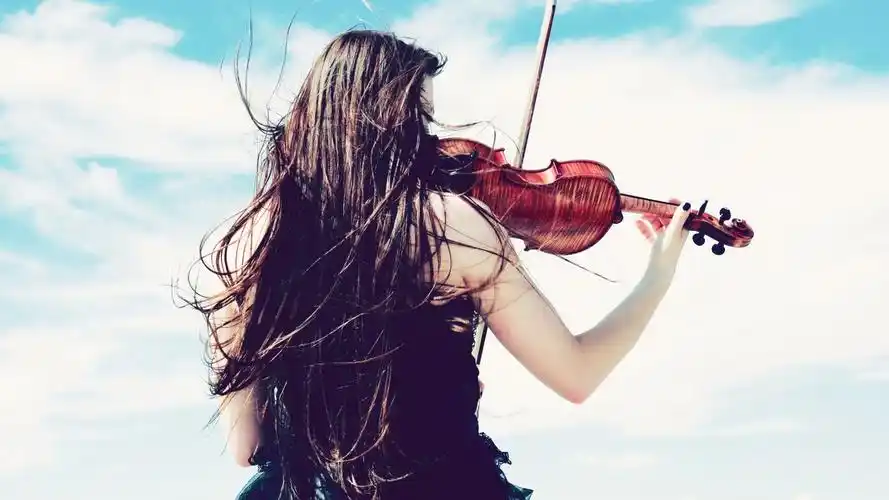 拉小提琴的唯美女孩背影