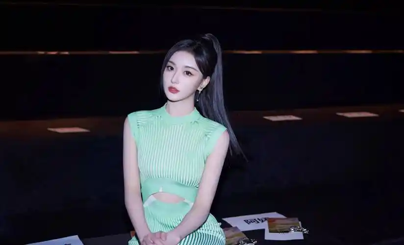 活动现场坐在孔雪儿旁边的是42岁的钟欣潼(身高1.