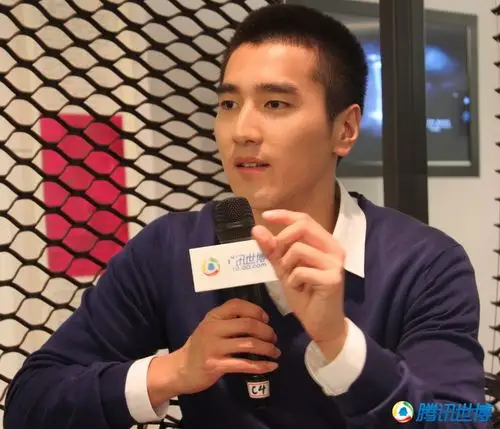 高清:赵又廷现身意大利馆 手工制鞋夺人眼球