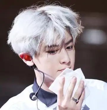 吴亦凡炫酷银发造型来袭小鲜肉男神银色发型大盘点
