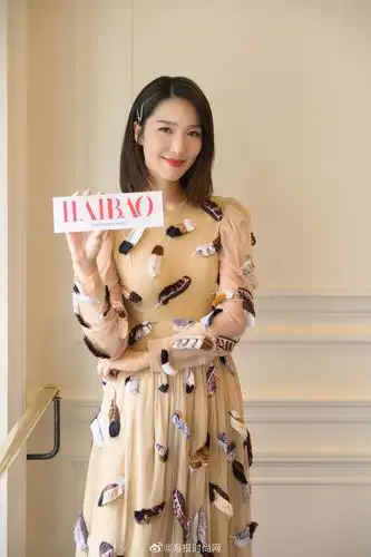 李亚男ll 亮相巴黎时装周manish arora秀场,一身暖色长裙