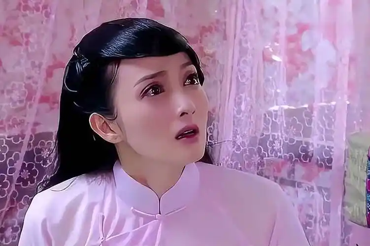 不容易进入迟瑞的府里,为了能当上姨奶奶,故意让迟瑞看她被沈凌雪欺负