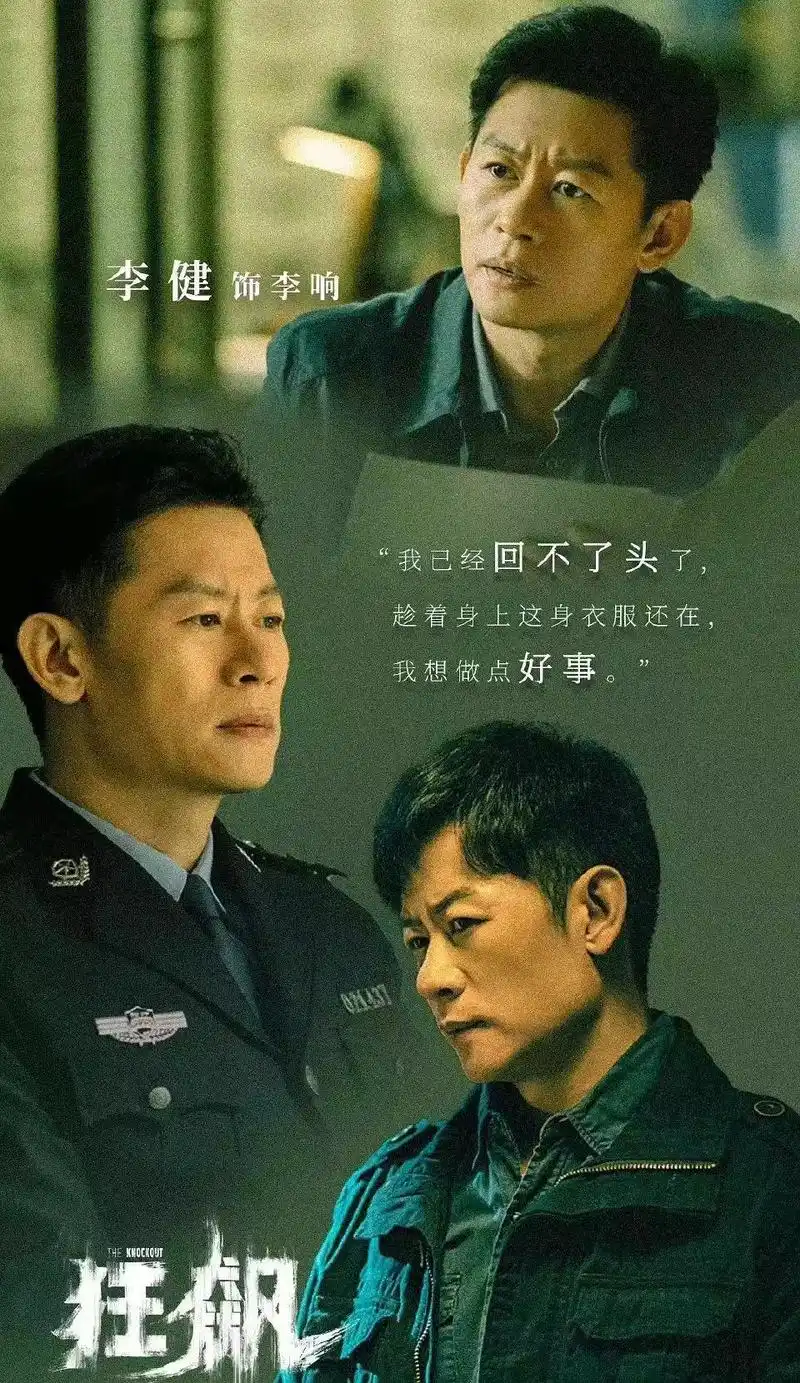 李健一家三口露面,初恋老婆背布袋高挑貌美,女儿大长腿吸睛