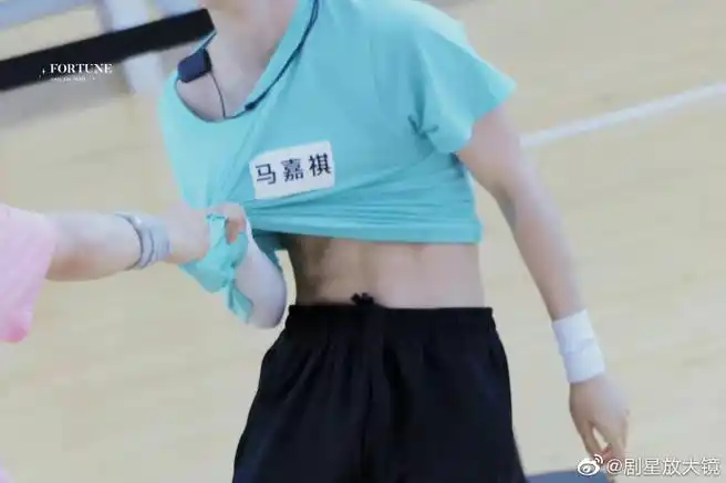 马嘉祺腹肌#@时代少年团队长-马嘉祺在线诠释"穿衣显瘦脱衣有肉!