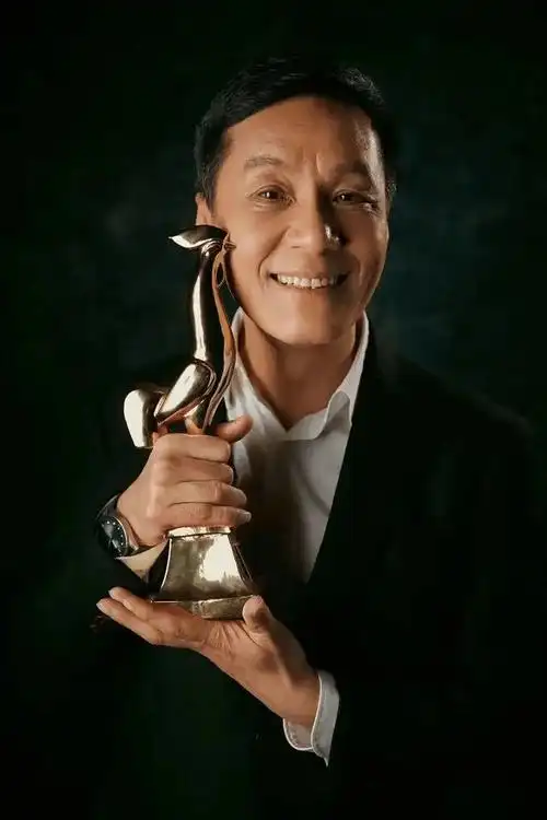 著名演员冯远征:娶二婚梁丹妮相携到白头,60岁无儿无女亦无悔_因为