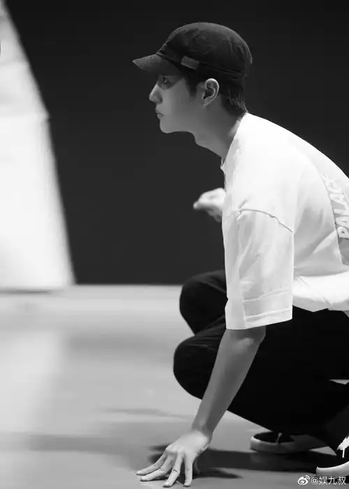 王一博不露正脸库存照