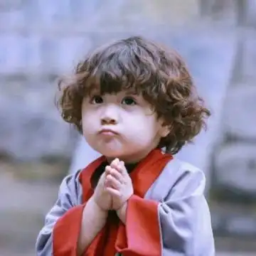 就喜欢你的圆脸蛋和小酒窝,在我眼中你就是全世界最可爱最好看的女生