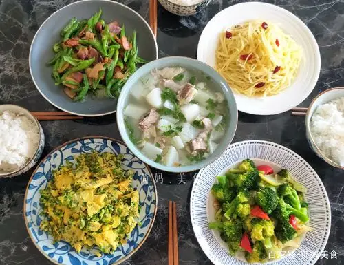 周日一家四口的午餐,四菜一汤,简单清淡又营养,家人一起好开心