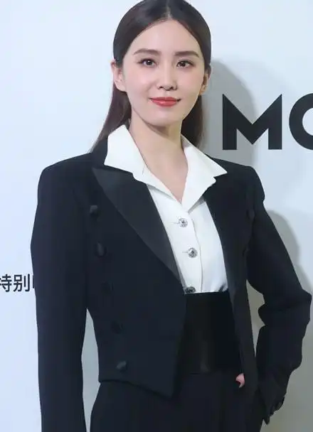 刘诗诗极简黑色西装上阵
