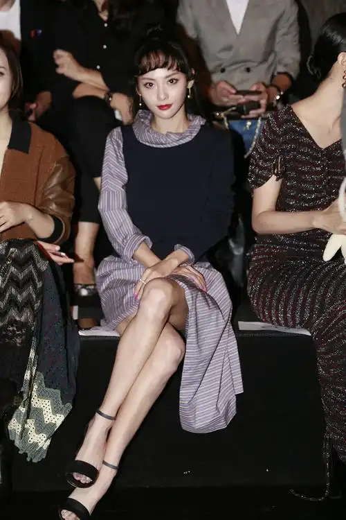 纽约时装周进行时 | 张嘉倪受邀prabal gurung头排看秀