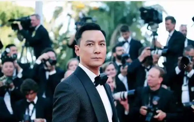 吴彦祖近照看哭女粉丝,酷似苏大强人生下半场挥霍不起