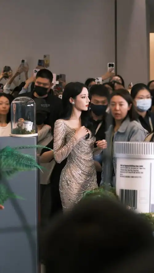 迪丽热巴swisse品牌代言人##swisse热巴秦岚周也同台##迪丽热巴斯维