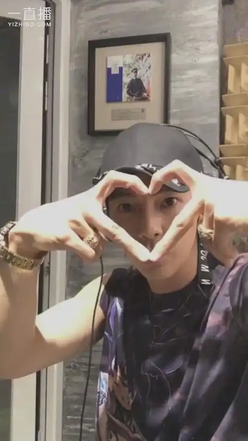 大东@汪东城 向你发射成吨的比心,单手比心,双手比心,头顶比心