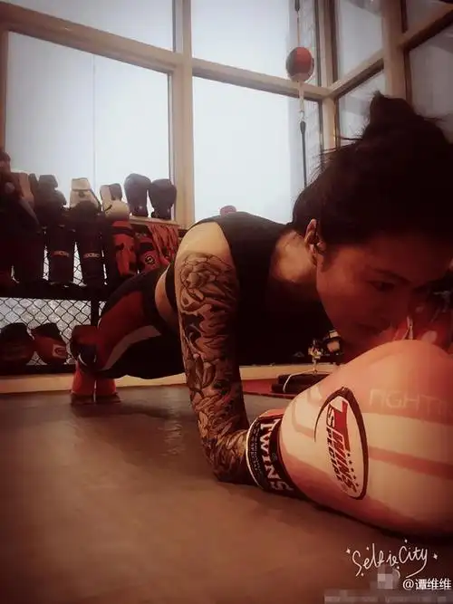 谭维维超man练拳击 大花臂纹身抢眼