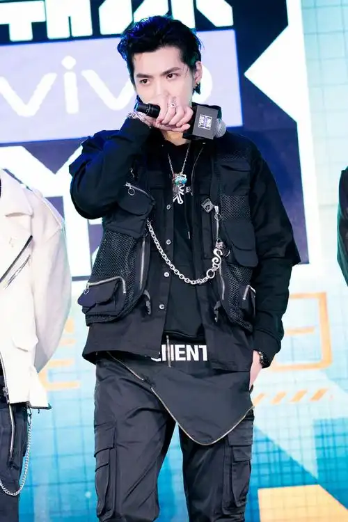 吴亦凡黑色系街头风写真图片1717