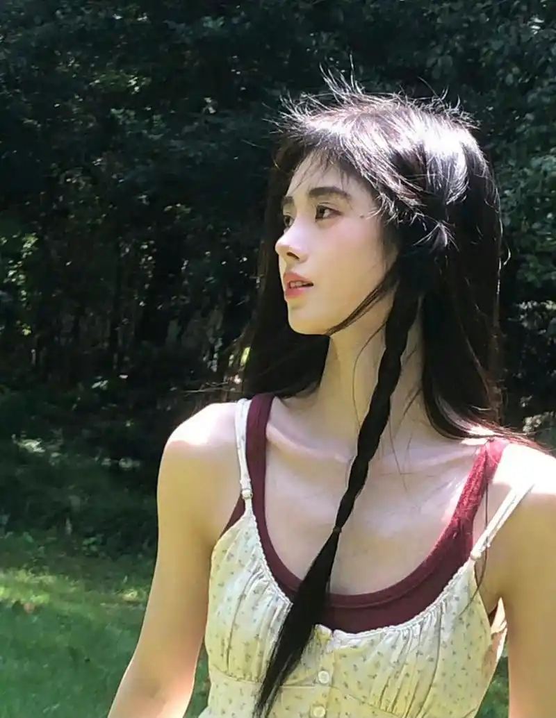 鞠婧祎直发碎花裙# 鞠婧祎最新午后随拍,直发单侧麻花辫 碎花吊慈裙