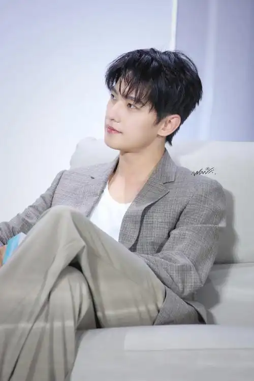 杨洋喜临门品牌代言人##杨洋活动现场躺床上了