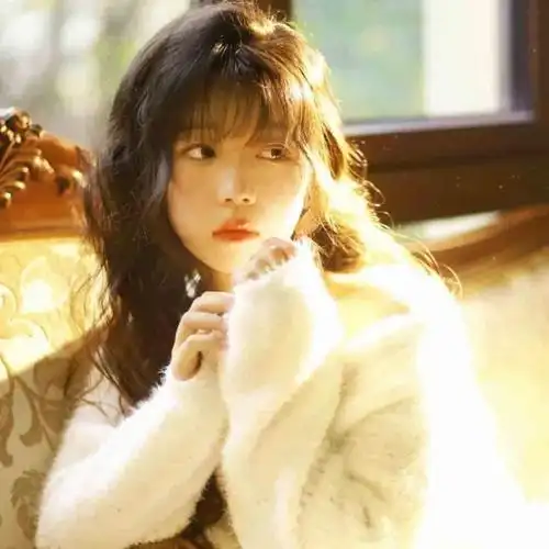 漂亮卷发女生头像