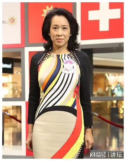 朱玲玲与二婚老公惊艳合影,华丽薄纱裙秀身材,65岁婀娜新高度.|时尚|